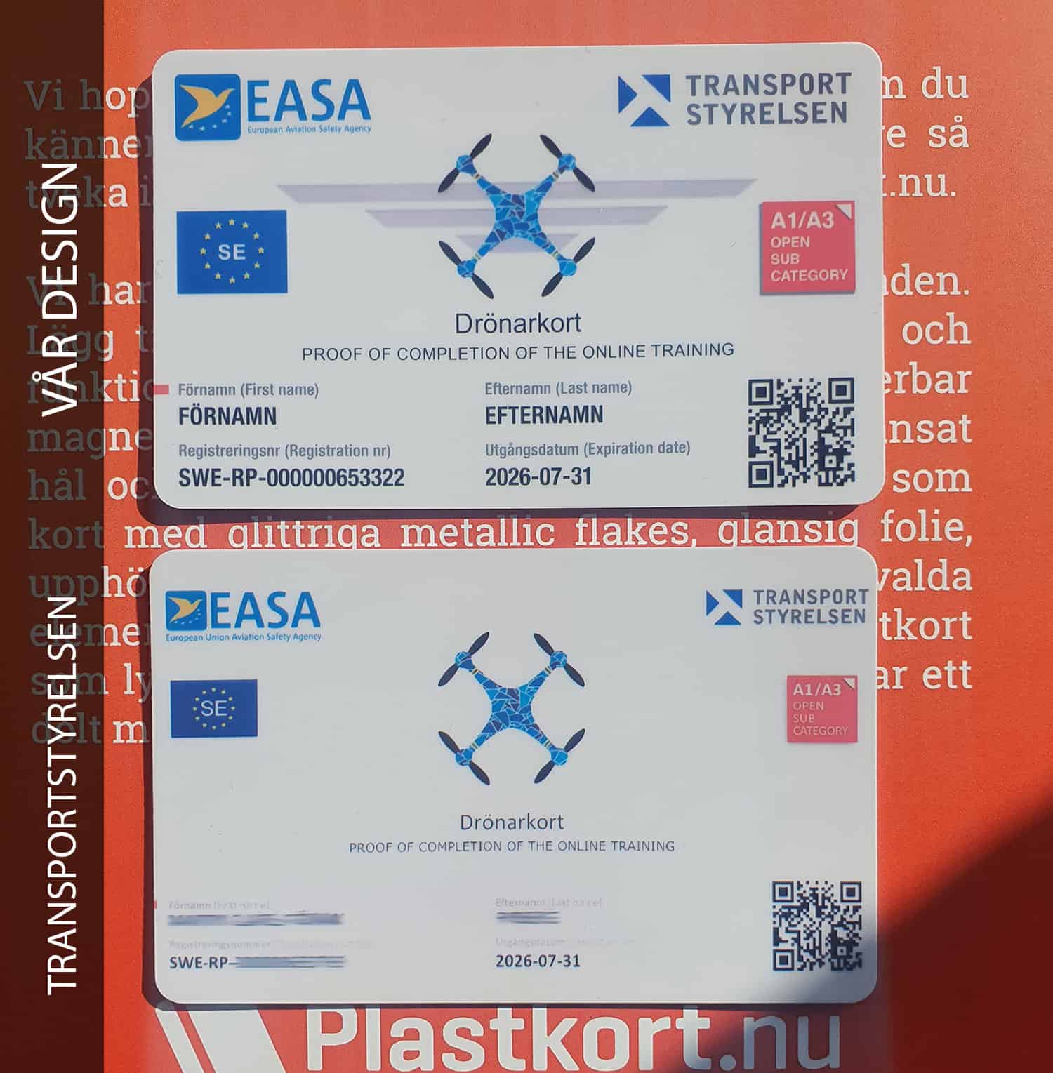 Exempel på tryckt drönarkort i plast med vår design, fram- och baksida